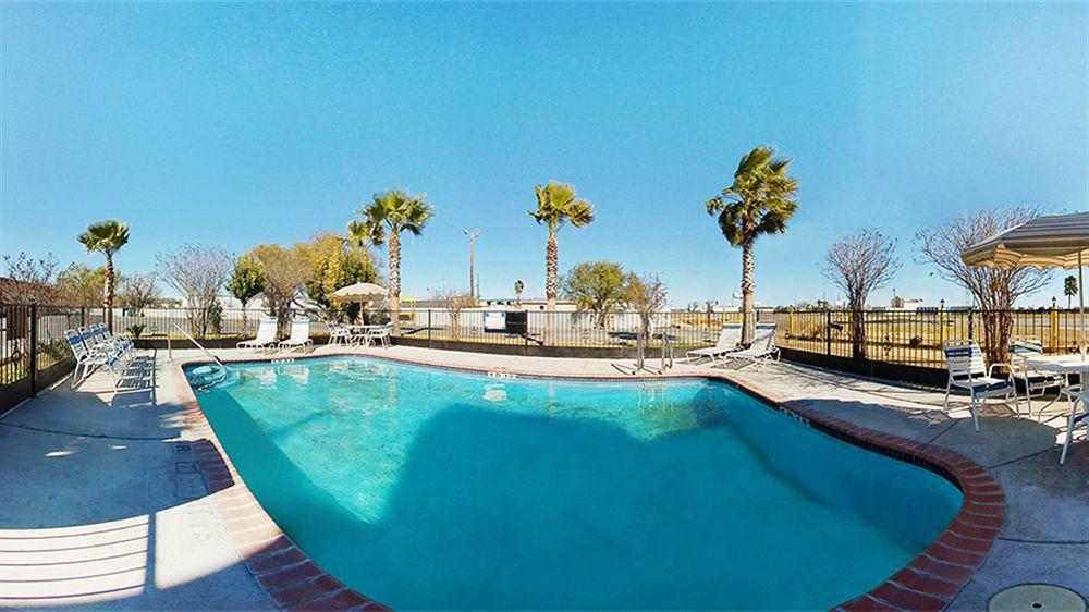 Baymont By Wyndham Del Rio Hotel Exterior photo