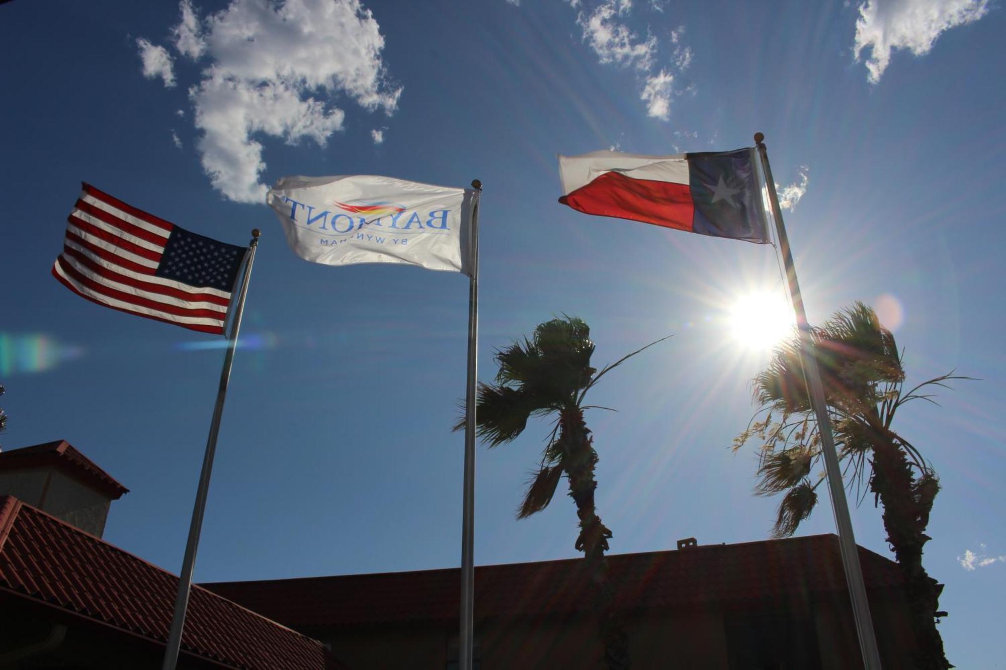 Baymont By Wyndham Del Rio Hotel Exterior photo
